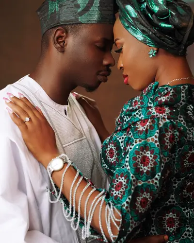 Opeyemi and Mayowa in their traditional attire