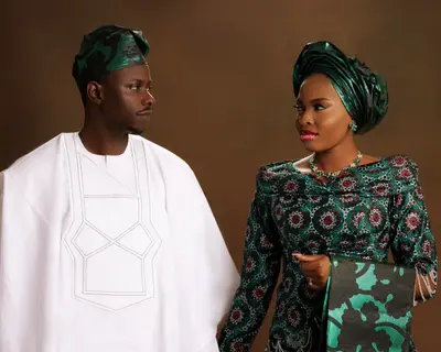 Opeyemi and Mayowa in their traditional attire