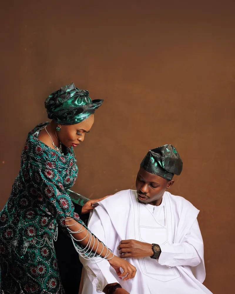 Opeyemi and Mayowa in their traditional attire